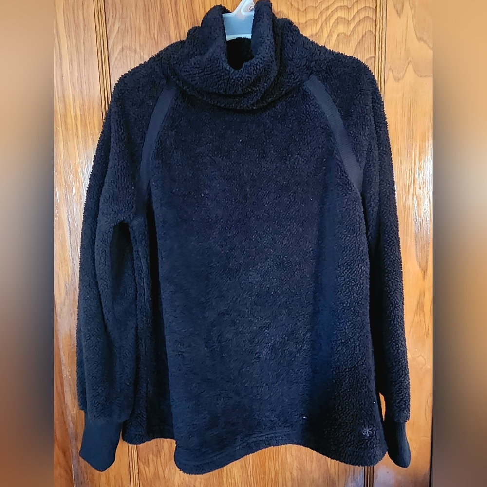 Black Old Navy Sherpa Sweatshirt with Turtleneck and Ribbed Cuffs in Size Large